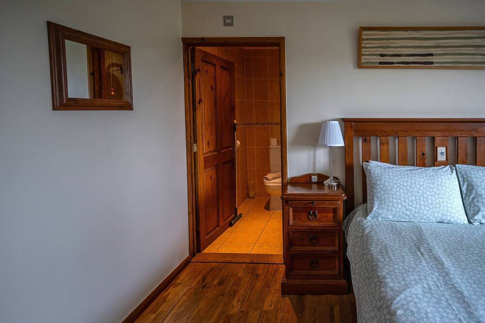 3 Stunning lakeside cottages with indoor pool/hot tub + outdoor hot tub, fishing in Cornwall