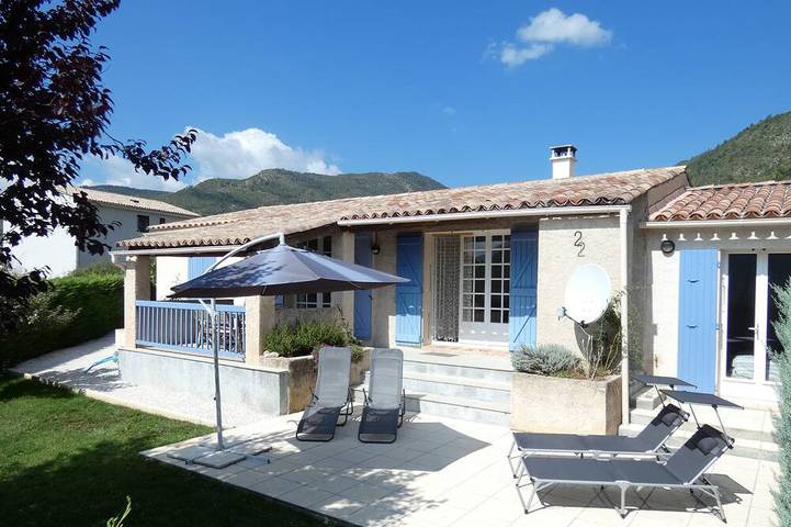 Ferienhaus für 6 Personen, mit Terrasse und Garten sowie Pool in Castellane