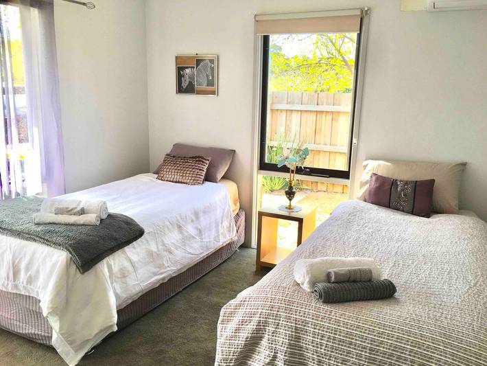 2 bedroom private unit with enclosed back yard in Shire of East Gippsland