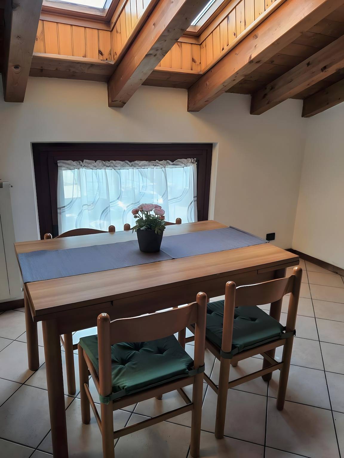 Apartamento entero, Apartamento 'La Mansarda Sul Lago' con vistas al lago, Wi-Fi y aire acondicionado in Lovere, Lago Iseo