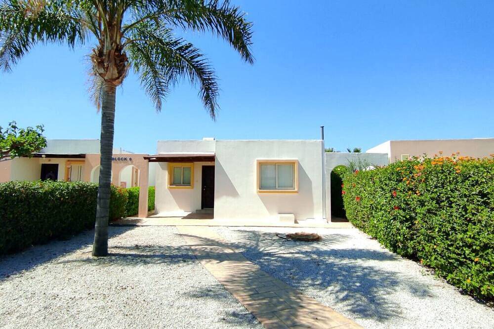 A charming bungalow with sea views and within 100 meter from the beach! in Πόλις Χρυσοχούς, Südzypern