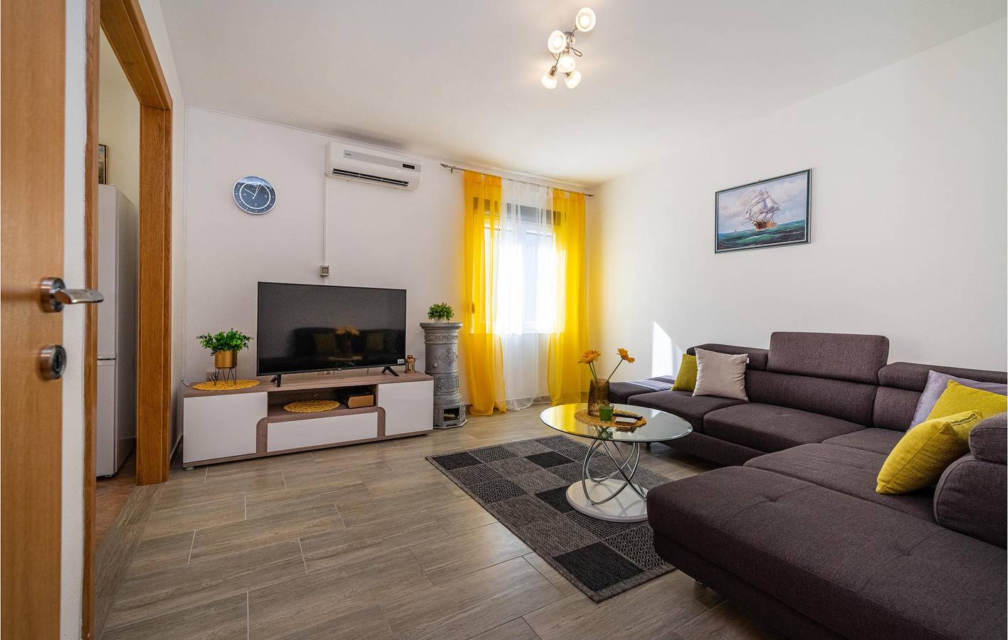 Cozy 1-Bedroom Apartment with Terrace, Wi-Fi, and 400m to Coastline in Jasenice, Zadar
