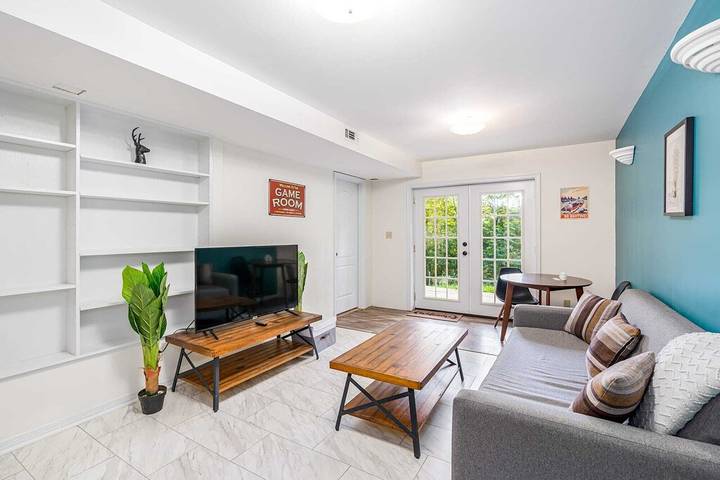 Glamping for 10 people, with hot tub and yard as well as balcony in West Virginia