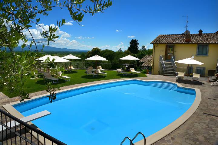 Room 'I Girasoli - Podere Del Griccia' with Shared Pool, Wi-Fi and Air Conditioning in Civitella in Val di Chiana, Chianti