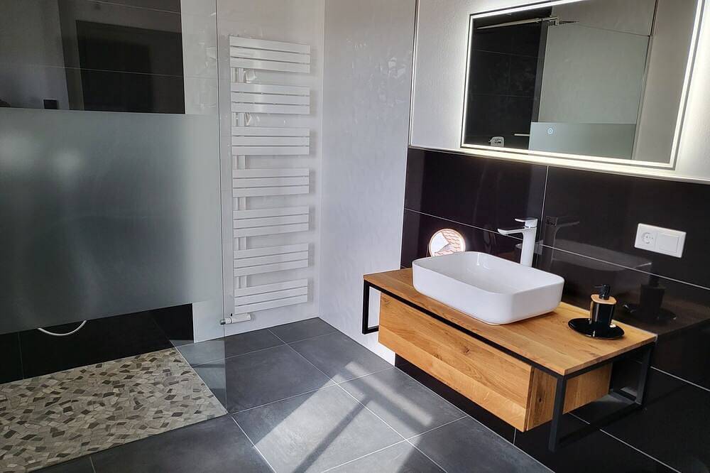 Ganze Wohnung, Ferienwohnung 1 mit Balkon und Whirlwanne in Feuchtwangen, Romantische Straße