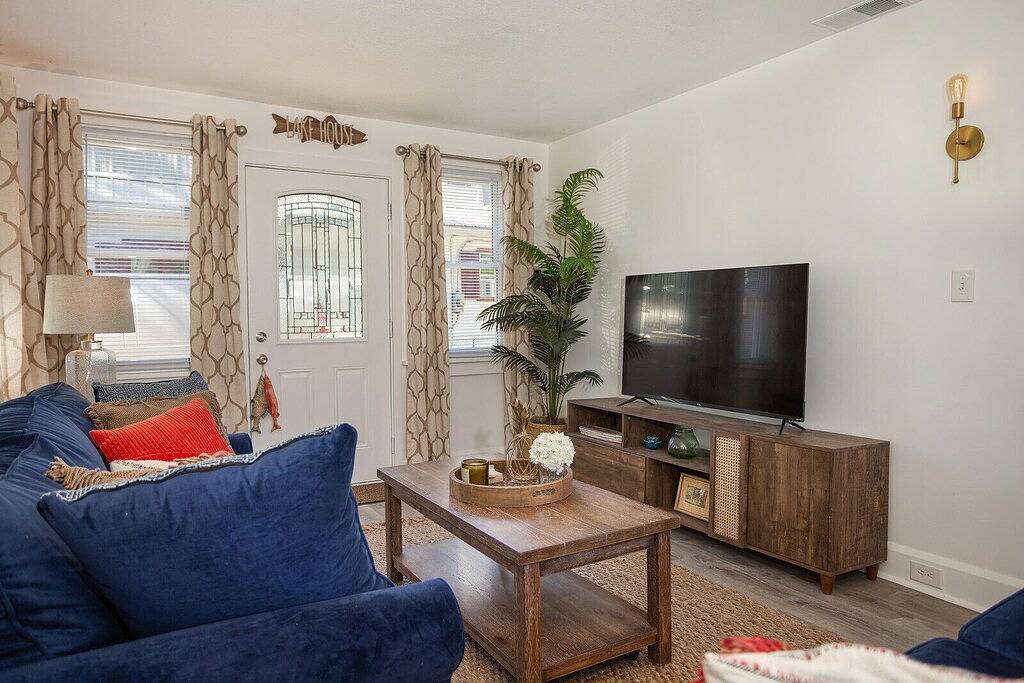 Hemingway House in der Nähe von Cedar Point & The Beach in Huron, Eriesee