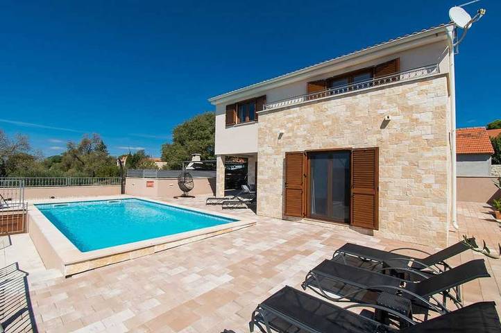Villa for 8 people, with garden and pool in Zadar