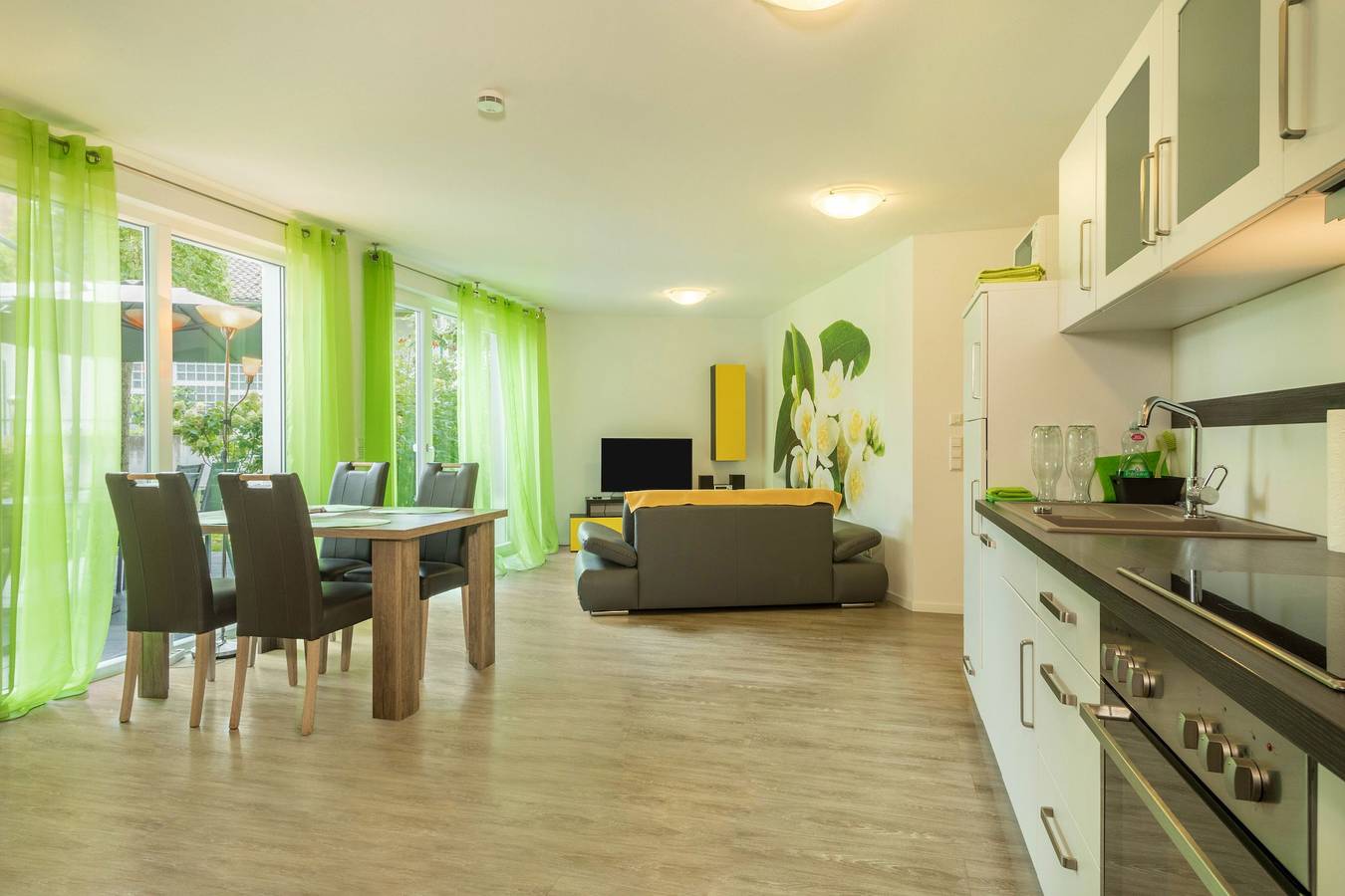 Ganze Wohnung, Apartment 'Jasmin' mit großer Terrasse und Blick in den schön angelegten Blumengarten in Sipplingen, Region Bodensee-Oberschwaben
