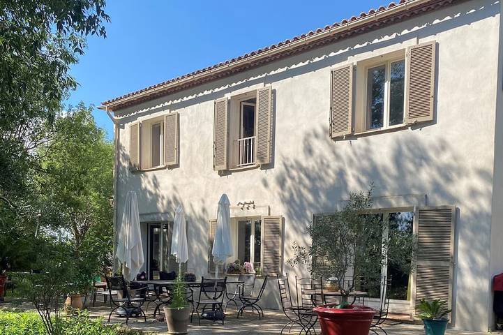 Location de vacances pour 8 personnes, avec terrasse et jardin à Jonquières (Hérault)