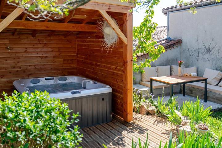 Appartement de vacances pour 2 personnes, avec Jacuzzi et Terrasse ainsi que Jardin et Vue