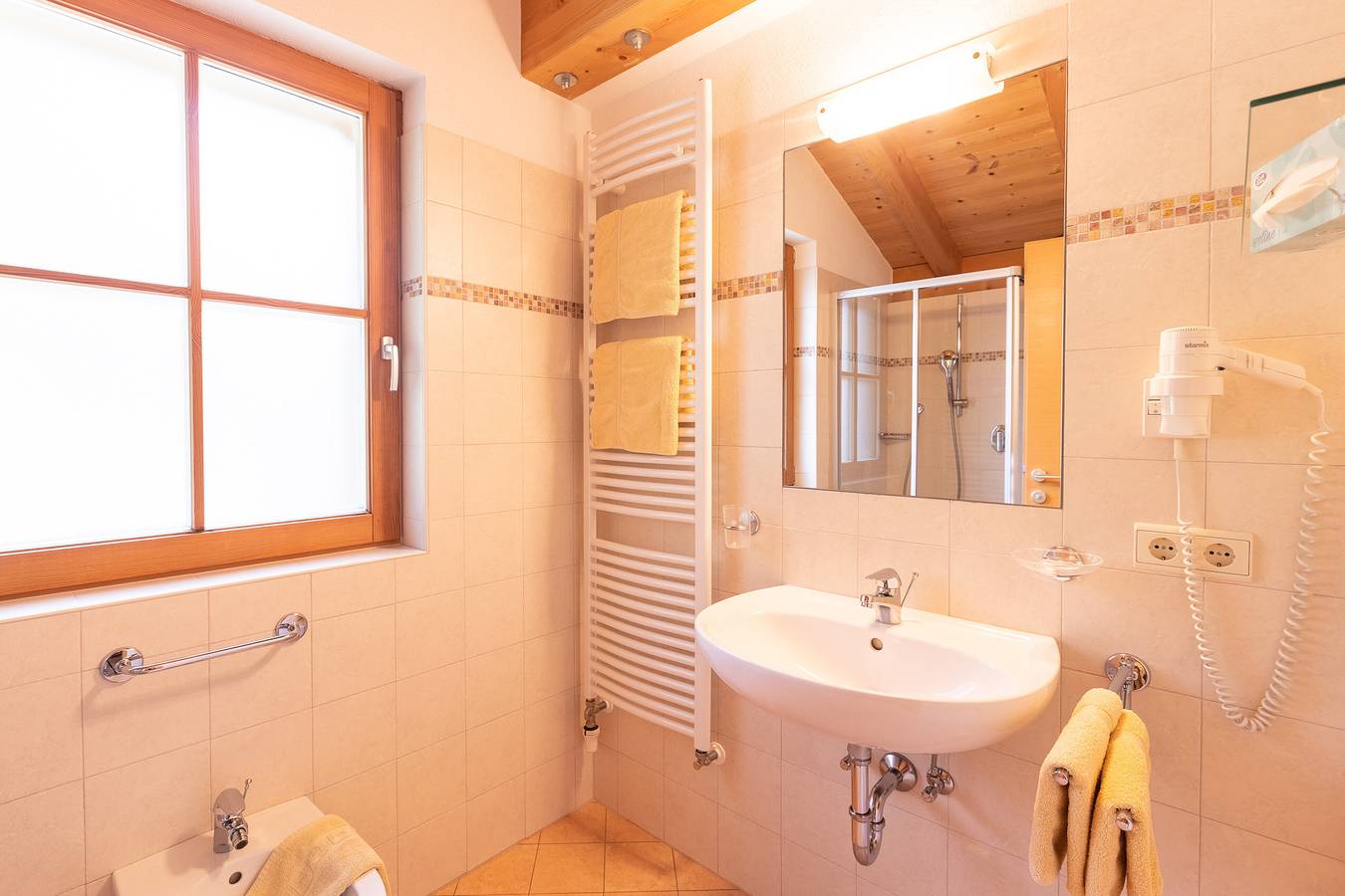 Appartamento intero, Appartamento 'Lärche' con vista sulle montagne, terrazza condivisa e Wi-Fi in Prateria, Valle di Casies
