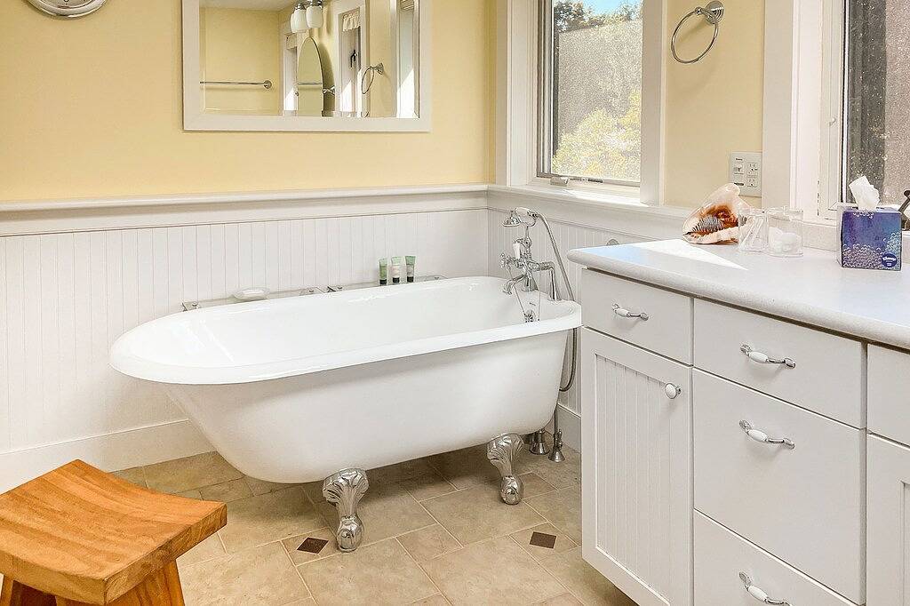 Updated Cape home with Wifi, W/D, full kitchen & clawfoot tub in Gilford, Lake Winnipesaukee