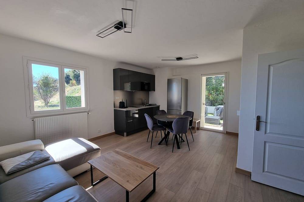 Ganze Wohnung, Charming 2-room apartment with garden, sea and mountain views in Saint-Laurent-du-Var, Mittelmeerküste (Frankreich)