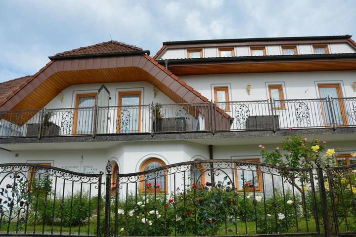 Hotel für 4 Personen, mit Balkon und Terrasse sowie Garten und Ausblick in Jennersdorf