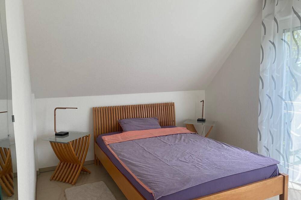Ganze Wohnung, 2 Zimmer.-Ferienwohnung mit großer Dachterrasse in Ratingen, Nordrhein-Westfalen