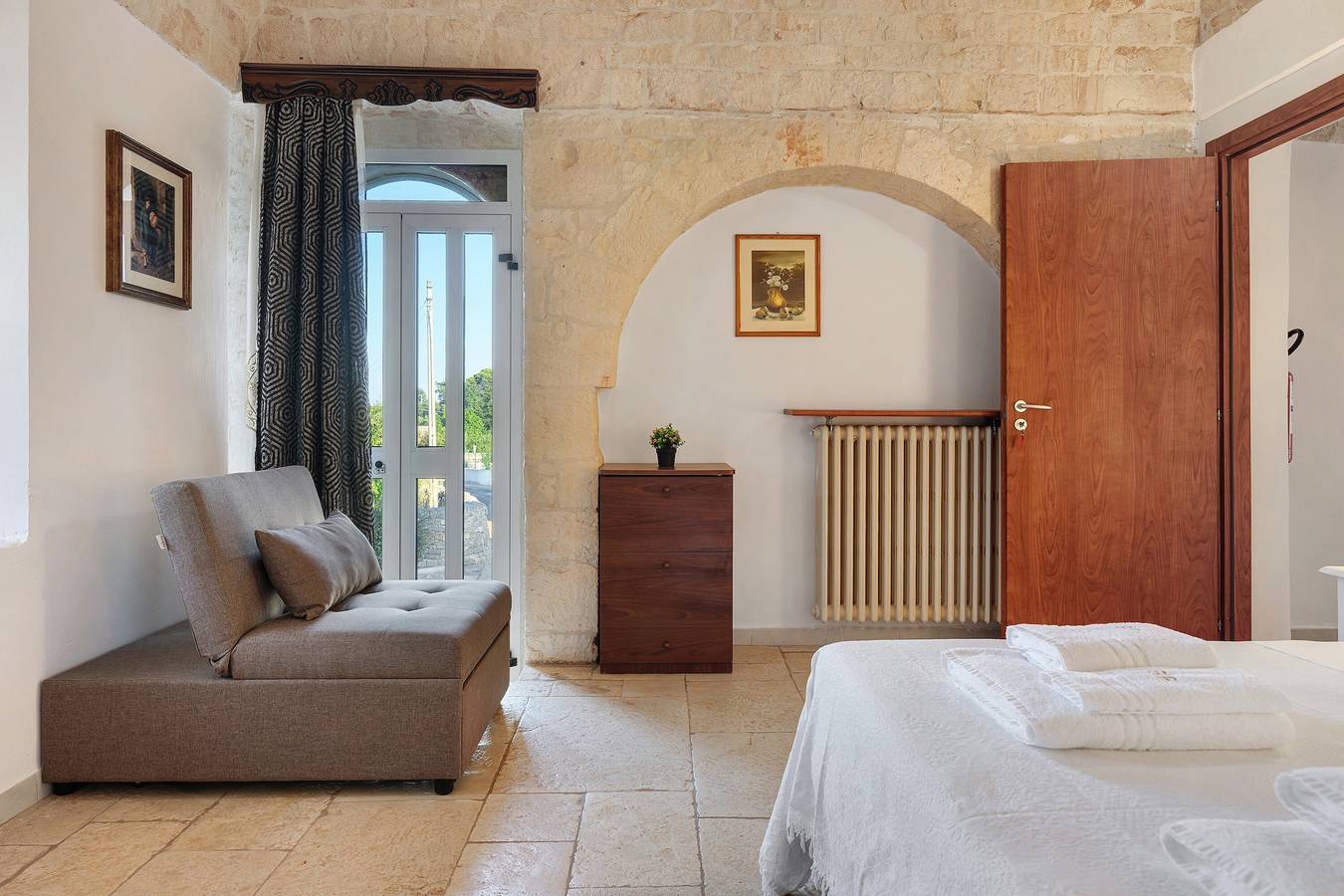 Camera Primo Piano con piscina condivisa, Wi-Fi e aria condizionata in Martina Franca, Provincia di Bari