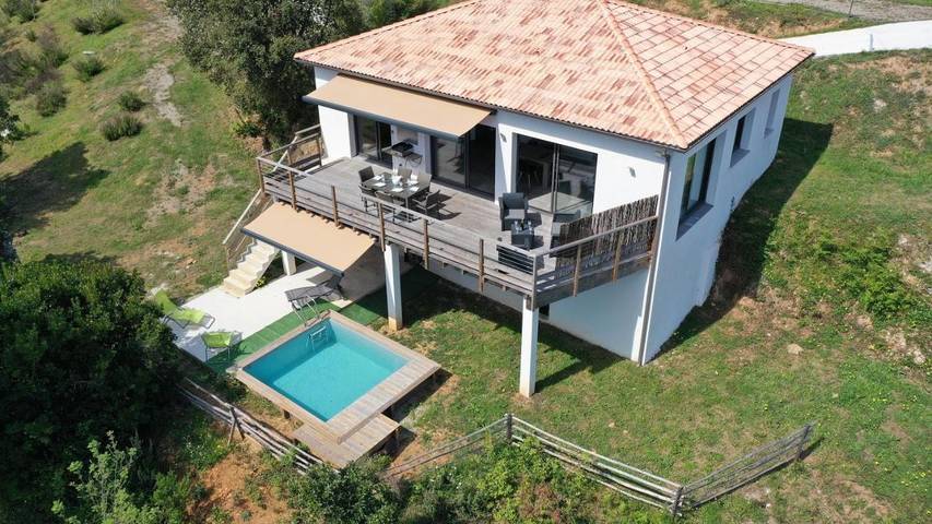 Villa pour 7 personnes, avec piscine ainsi que jardin et vue