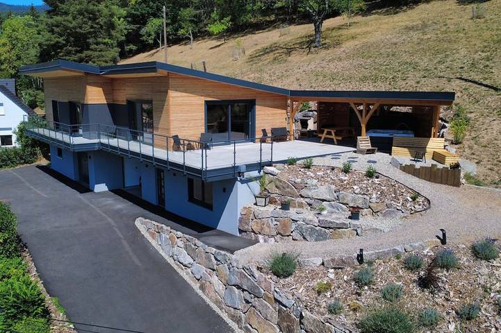 Chalet pour 8 personnes, avec Balcon et Jacuzzi ainsi que Jardin et Sauna