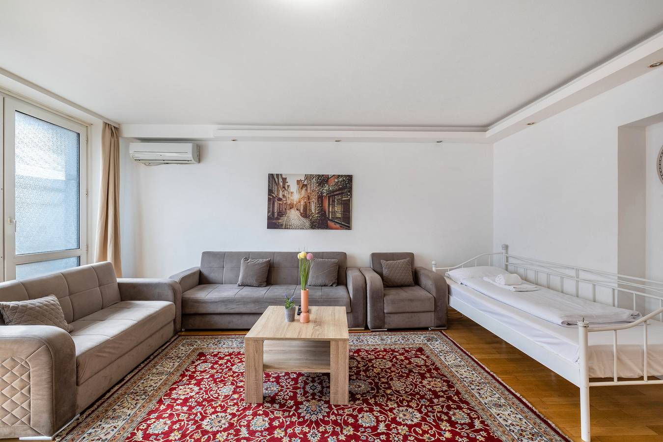 Ganze Wohnung, Apartment 'Aldars 6' mit Balkon, Wlan und Klimaanlage in München Ludwigsvorstadt, München