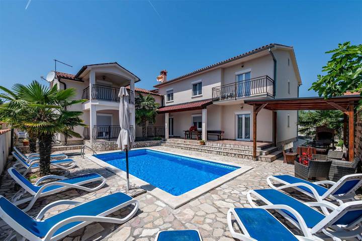 Villa für 10 Personen, mit Balkon und Balkon/Terrasse sowie Terrasse und Garten in Labin
