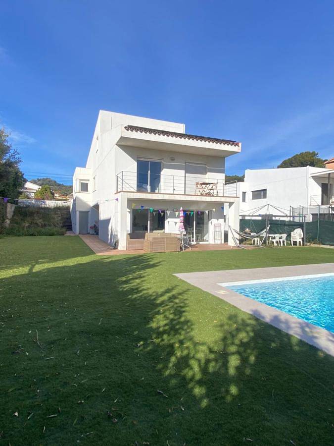Casa rural para 11 personas, con Balcón y Jacuzzi además de Terraza y Piscina en Bigas