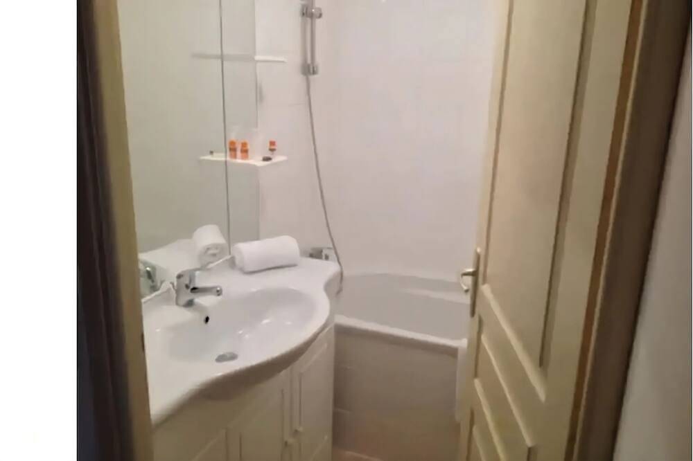 Private accommodations! Soundproofed rooms + well equipped kitchen in Guillaumes, Nizza und Umgebung