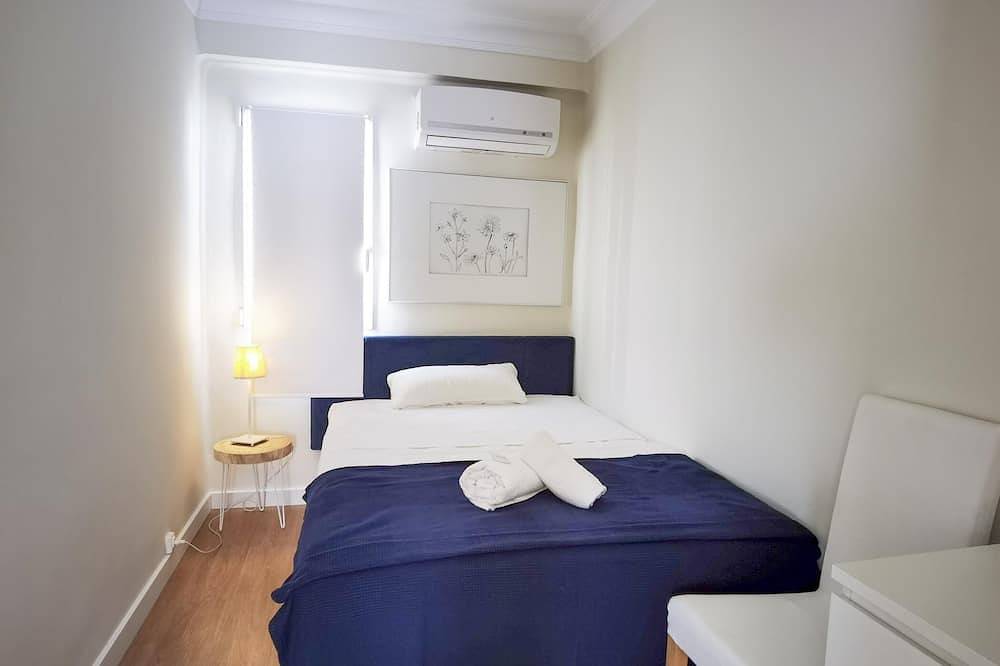 Entire apartment, Quiet Apartment Pl. Cisneros 2 -5 pax, in Ciutat Vella, in downtown Valencia in Valencia City Centre, Valencia