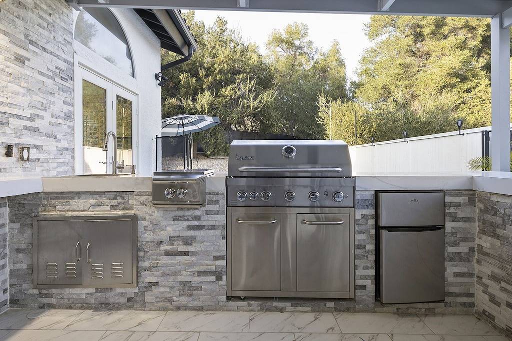 Gated Luxurious Modern Hills Oasis Estate Pool/Spa in Los Angeles, San Fernando Valley