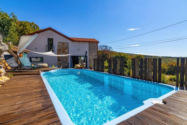 Ferienhaus für 4 Personen, mit Terrasse und Garten sowie Pool und Ausblick