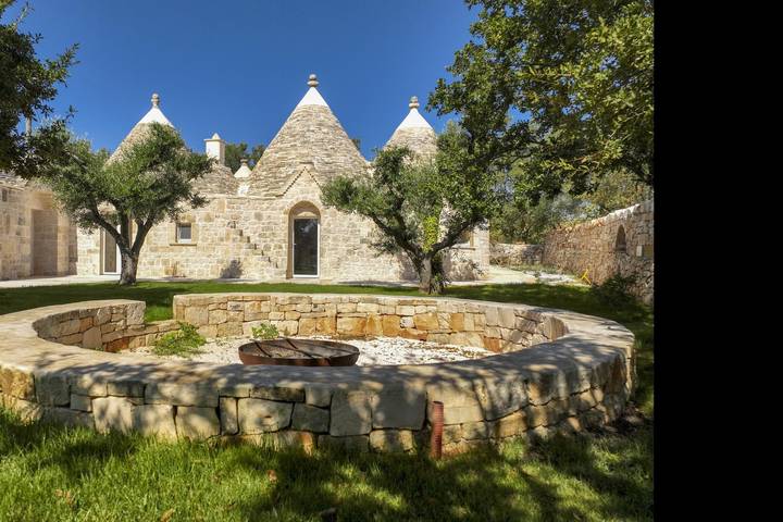 Luxury Trulli Petrantiqua with Pool in Locorotondo in Locorotondo, Region de Bari