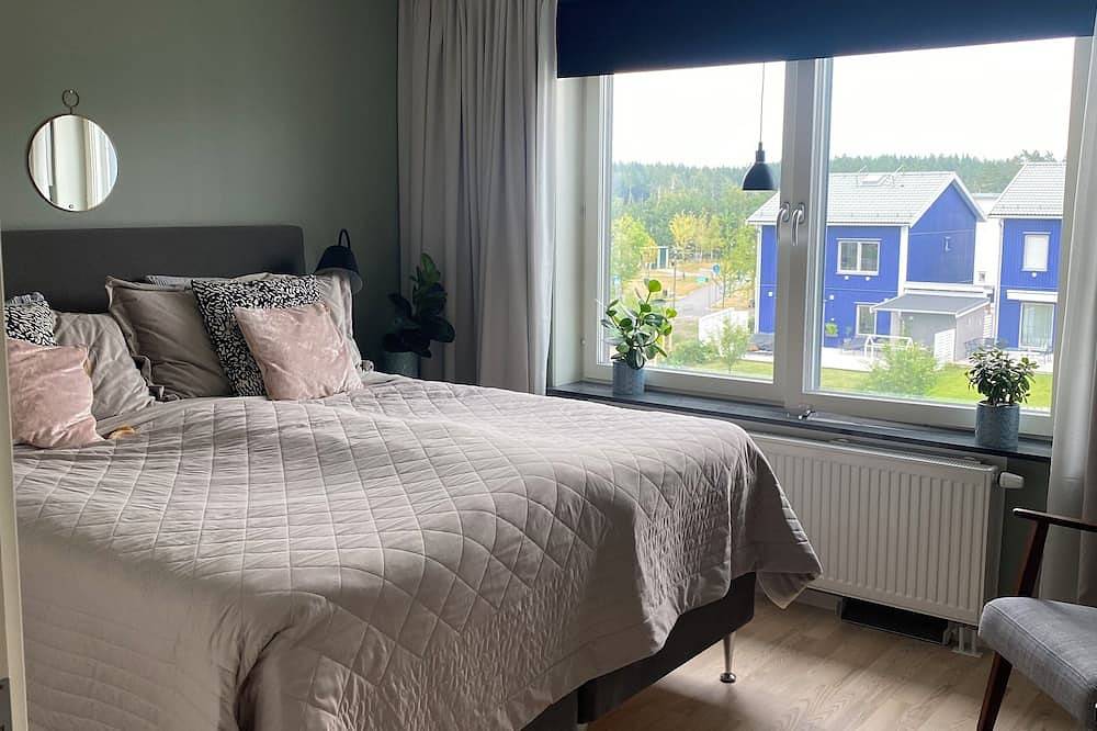 Nybyggt radhus med tomt, veranda och carport. Nära Sthlm city, sjöar och skog. in Nacka, Schwedische Ostsee