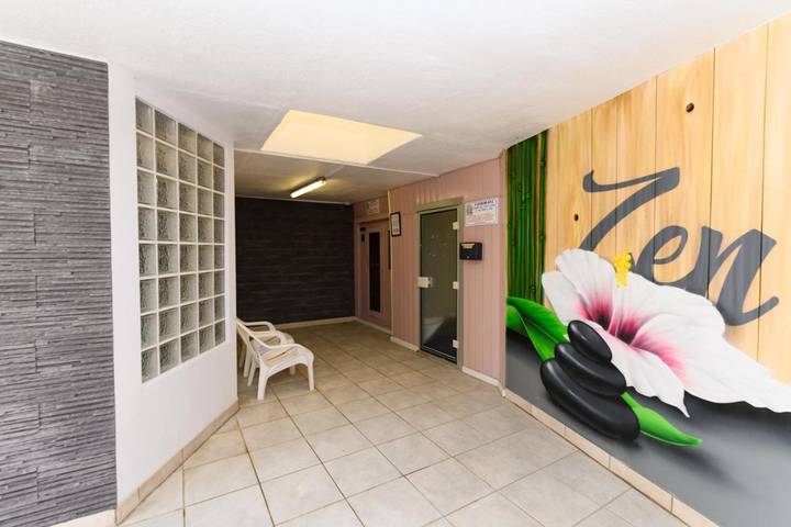 Camping pour 6 personnes, avec jacuzzi et terrasse ainsi que piscine et sauna au Le Grau-du-Roi - 4