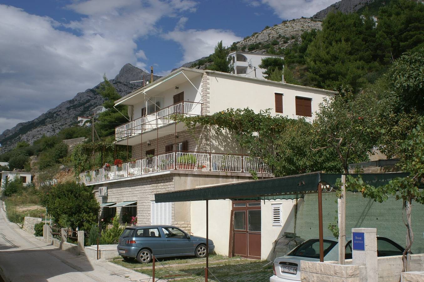 Cijeli apartman, Trosobni apartman s terasom i pogledom na more Pisak, Omiš A-1010-a in Pisak, Omiška rivijera