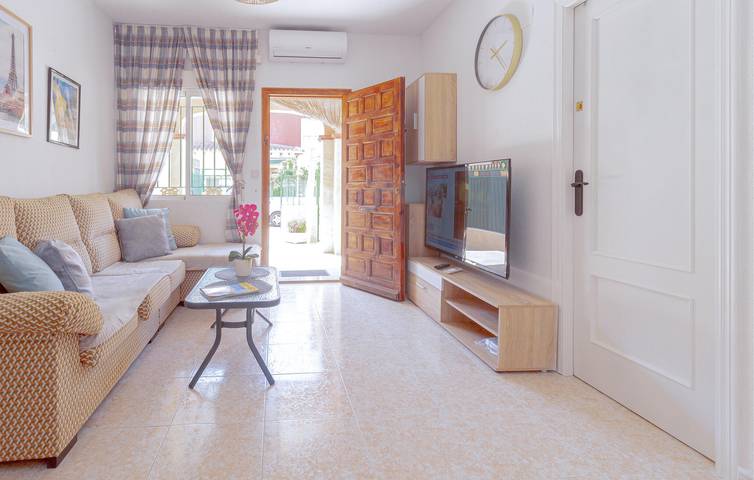 Acogedor apartamento cerca del centro de la ciudad con piscina y terraza in Torrevieja, Costa Blanca