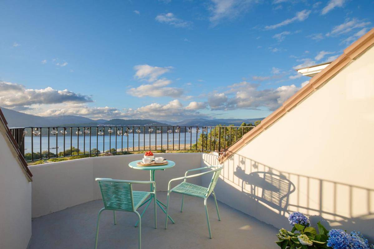 Ganze Wohnung, Villa Rosa Apartments in einem ländlichen Haus mit Panoramablick auf die Küste in Boa, Noia