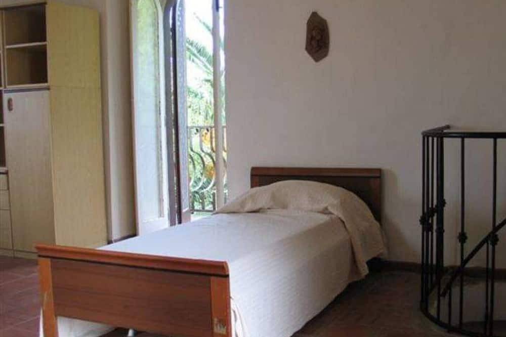 House in the greenery of a large citrus grove, private access to the beach.Relaxation and peace! in Rossano, Golf von Tarent