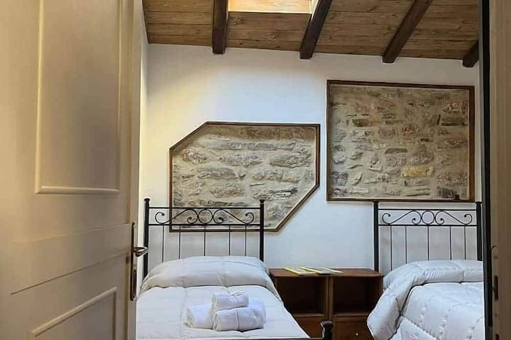 A White Primrose in the hamlet in Montecchio, Provinsen Terni