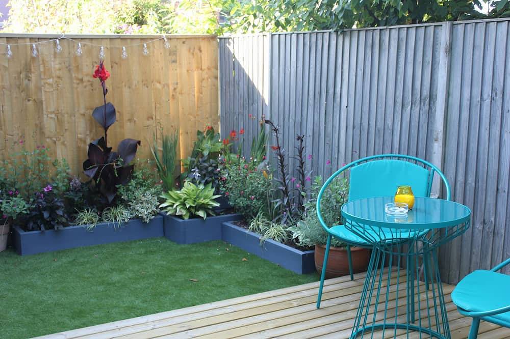 Entire apartment, Luxury 1 Bed  Flat  With Garden  - 2 Mins Walk To River  -  Dog Friendly in Bournemouth, South West England