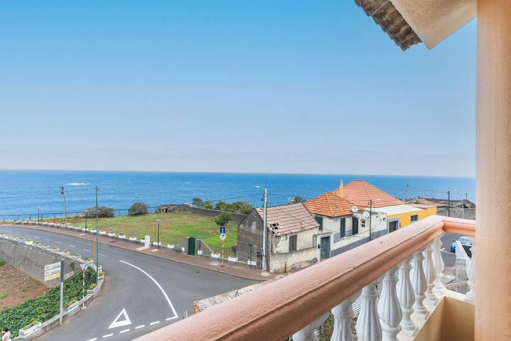 Location de vacances pour 8 personnes, avec Vue sur l’océan ainsi que Balcon et Terrasse à Porto Moniz