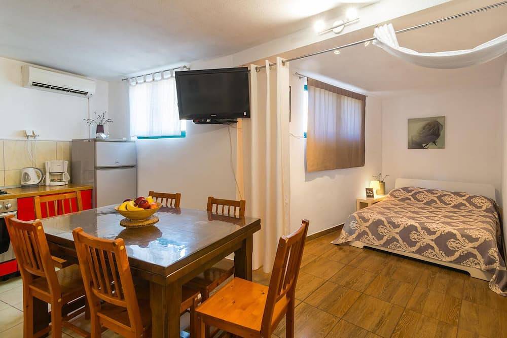 Apartamento entero, Increíble apartamento en Mirca con vistas al mar. in Mirca, Supetar