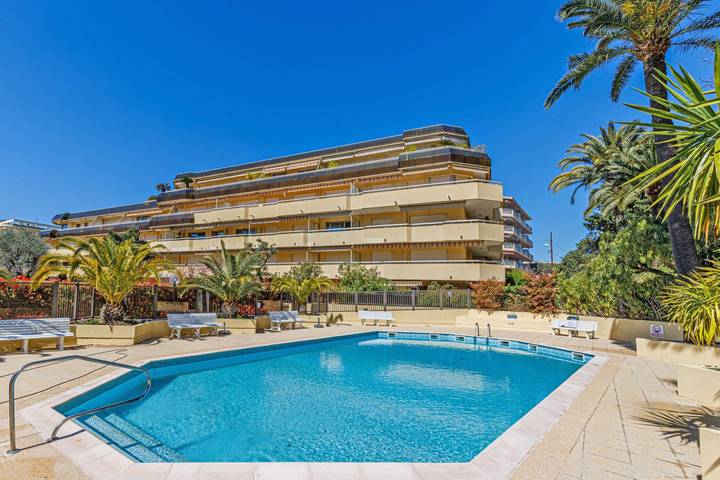 Gîte pour 3 personnes, avec balcon et piscine à Juan-les-Pins - 2