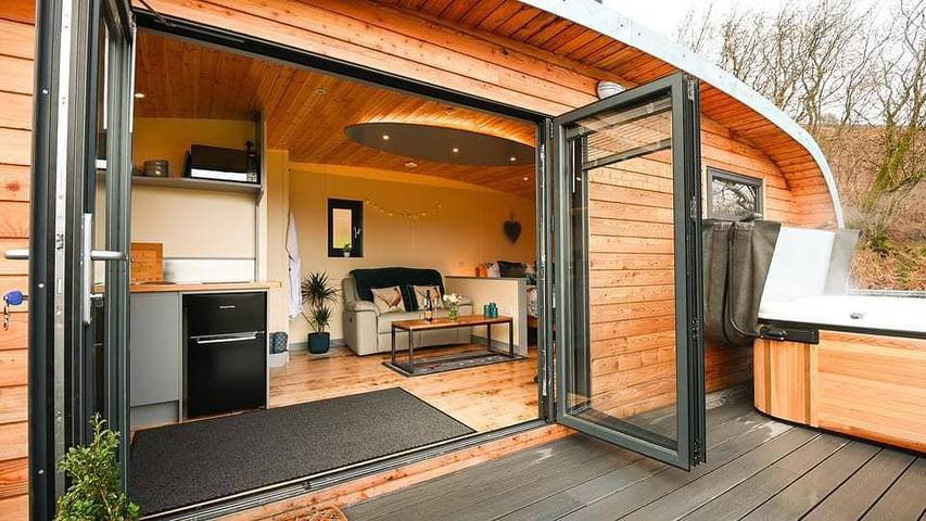 Glamping for 2 people, with Hot tub and View in Mid-Wales