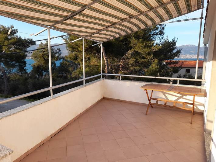 Apartament wakacyjny dla 4 osób, zwierzęta dozwolone w Arbanija