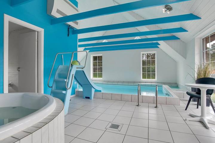 Large and modern pool house for 15 guests – and a huge playground in Vester Husby, Husby