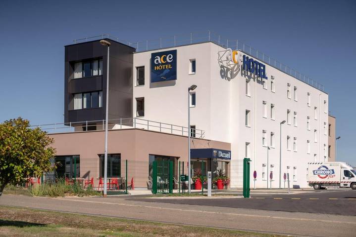 Hôtel pour 2 personnes, avec terrasse, animaux acceptés à Saint-Saturnin - 3