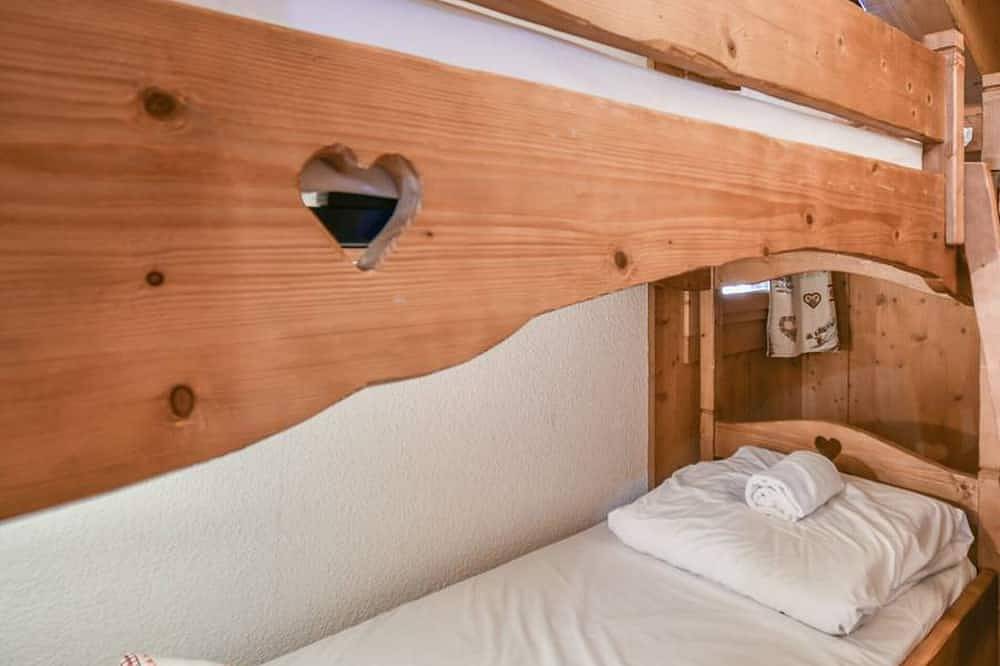Entire apartment, 3-bedroom apartment, near slopes, 6 guests, balcony in Le Grand-Bornand, Annecy region