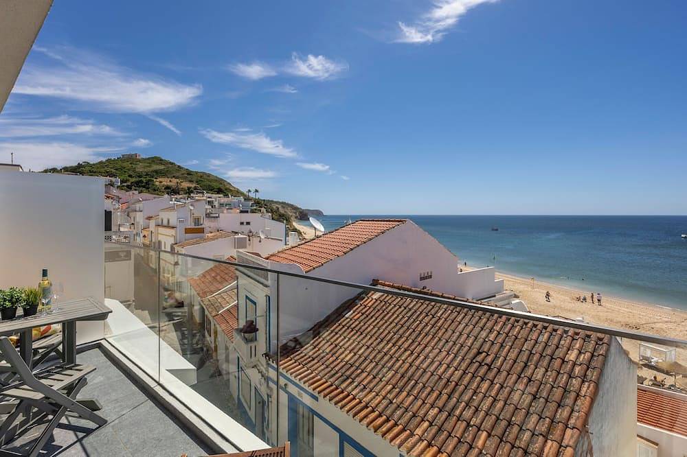 Ganze Wohnung, Frontline Seaview Apartment in Praia da Salema, Naturpark Südwest-Alentejo und Costa Vicentina