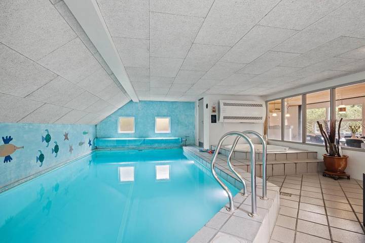 Ferienhaus für 12 Personen, mit Pool und Sauna sowie Whirlpool und Balkon/Terrasse in Blavand - 2
