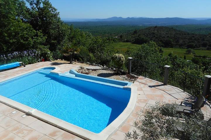 Villa with a heated pool and panoramic views, not overlooked. in Courry, Cevennen