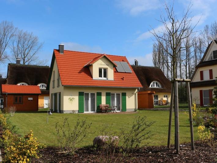 Feriehus for 5 personer, med Balkong og Terrasse i tillegg til Hage i Rügen